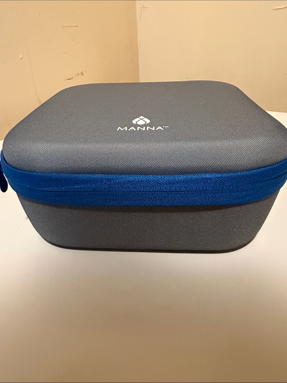 Anna Gray Insulated Lunch Bag with White Logo - Picture 5 of 9